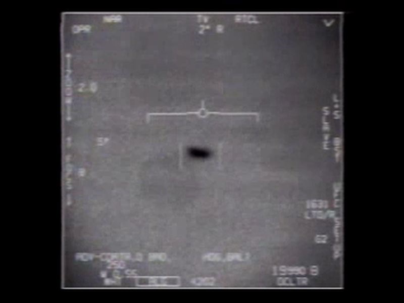图为2020年五角大厦释出美国战机飞行员拍到不明飞行物的影片截图。（图取自美国海军航空系统司令部网页navair.navy.mil）