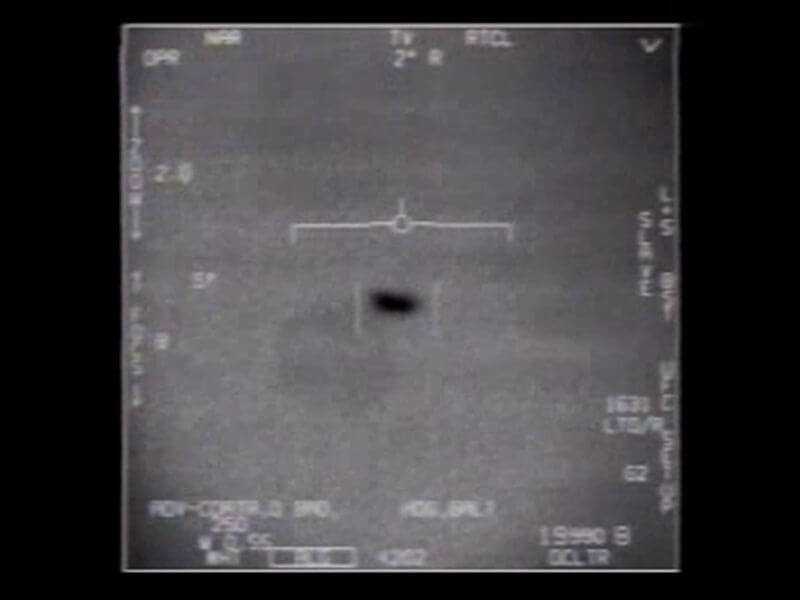 美國國防部高層官員12月16日表示，UFO新一波調查顯示，未發現外星人曾訪問或迫降地球的證據。圖為去年4月五角大廈釋出美國戰機飛行員拍到不明飛行物的影片截圖。（圖取自美國海軍航空系統司令部網頁navair.navy.mil）