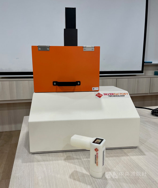 新加坡持續擴大篩檢能量之際,Silver Factory Technology研發的TracieX呼吸檢測器為當局近期批准使用的2款呼吸檢測系統之一。圖攝於6月16日中央社記者侯姿瑩新加坡攝 110年6月26日