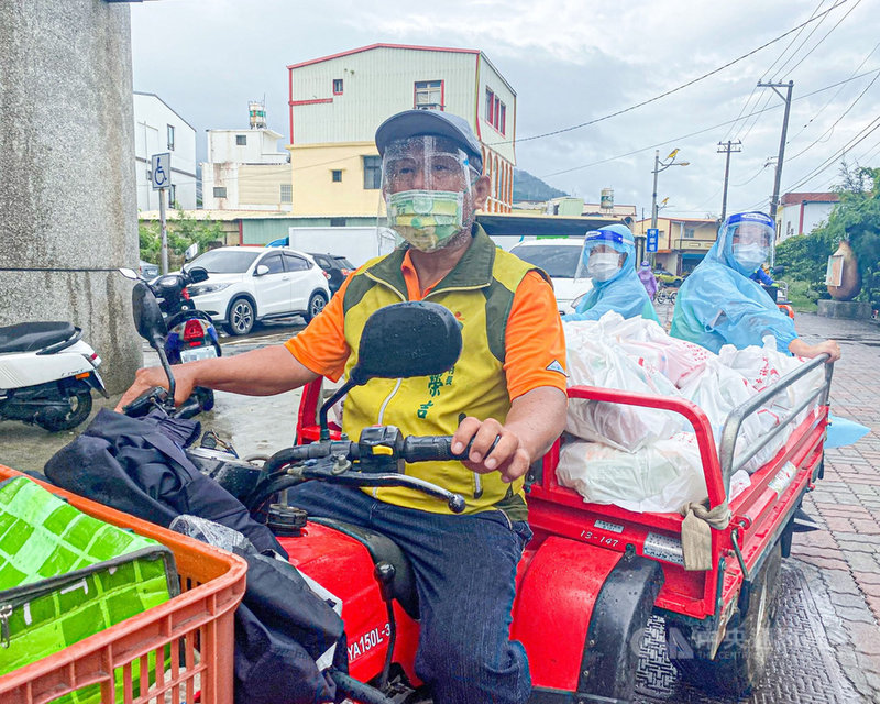 從秘魯返台在屏東縣枋山鄉居家檢疫的祖孫,被證實感染印度Delta變異株,枋山善餘及楓港兩村26日起商店停止營業3天,村長用農用車發放民生物資。(屏東縣政府提供)中央社記者郭芷瑄傳真 110年6月26日
