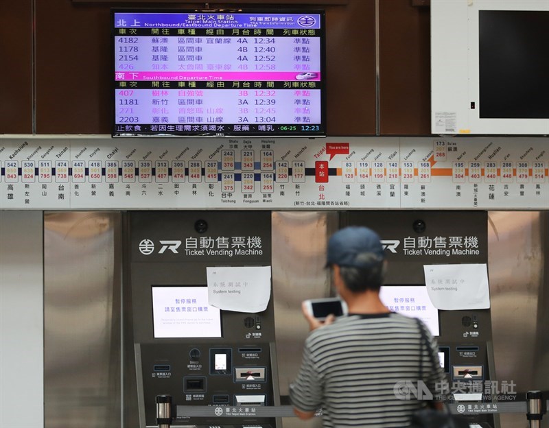 台鐵25日宣布,配合全台疫情第3級警戒延長至7月12日,部分列車停駛計畫也延長,6月29日至7月12日,平日減71列次、假日少91列次。中央社記者裴禛攝 110年6月25日