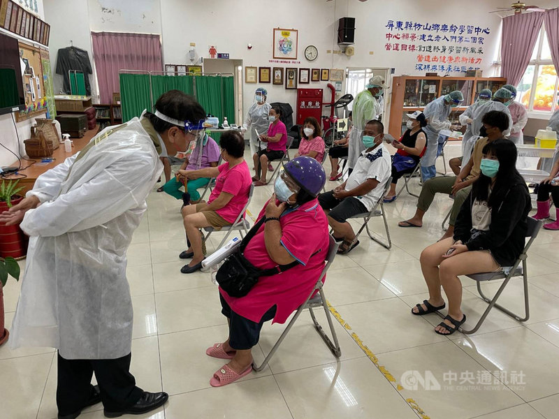 屏東縣枋山鄉發生Delta變異株群聚感染，屏東獲中央補撥1200劑疫苗，27日枋山速打站開打，縣長潘孟安（左）前往關心施打狀況。（屏東縣政府提供）中央社記者郭芷瑄傳真 110年6月27日