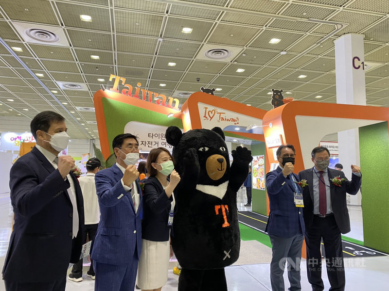 首爾國際觀光博覽會本週末登場,在2019冠狀病毒疾病(COVID-19)疫情下,被列為最有可能開放旅遊泡泡對象之一的台灣館,成為場內最受矚目的焦點之一。(駐首爾辦事處提供)中央社記者廖禹揚首爾傳真 110年6月27日