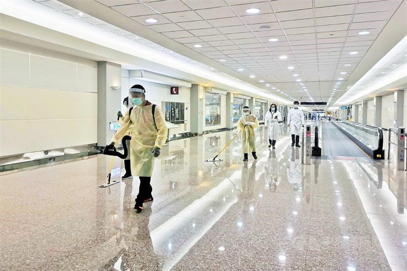 桃園機場公司27日表示,即時起實施入境旅客一律搭乘防疫車隊前往檢疫地點,籲入境旅客親友不要再前往機場接機。圖為桃園機場旅客。(中央社檔案照片)