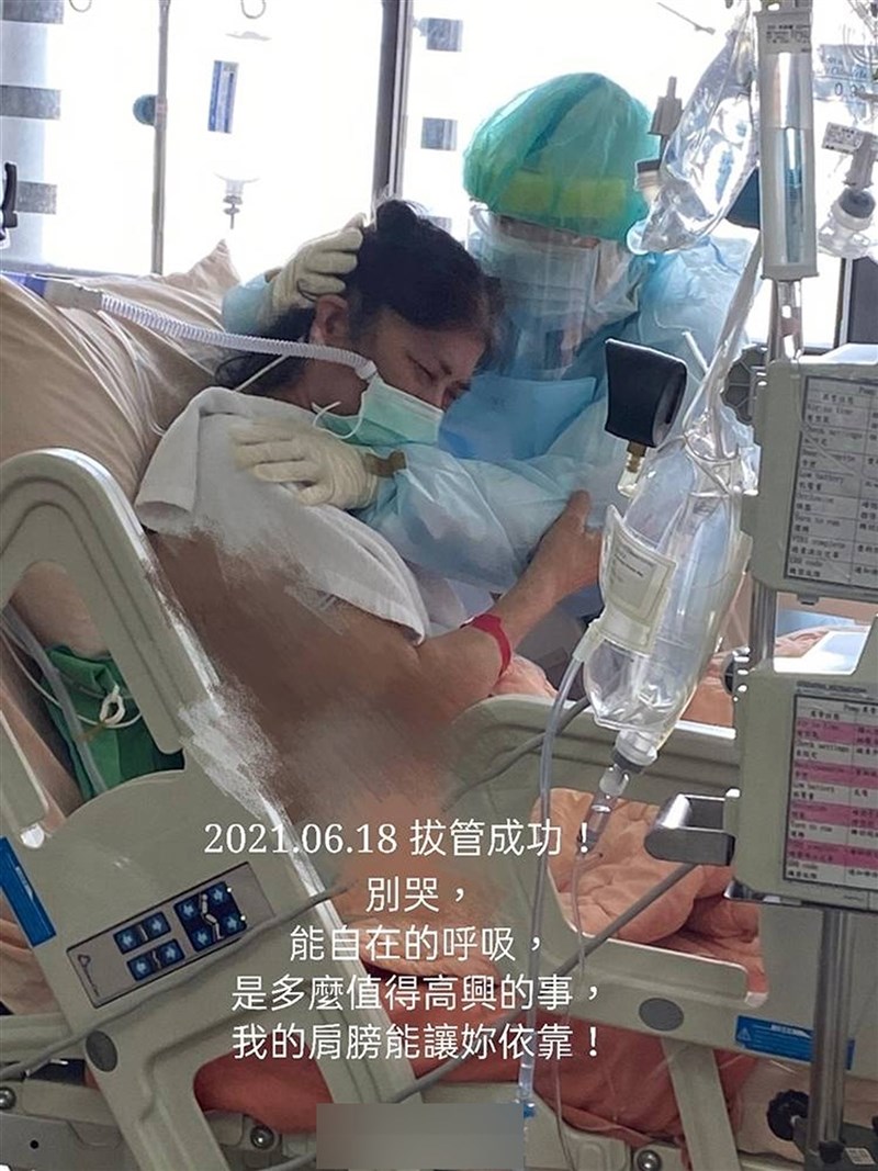 花蓮一家安全帽店的老闆娘5月底感染武漢肺炎,當時她重症無意識需插管治療,等到醒過來之後,可以自主呼吸,醫務部主任吳雅汝給予擁抱,讓她感覺好溫暖,她歷經近一個月的治療,26日康復出院。(花蓮慈濟醫院提供)中央社記者李先鳳傳真 110年6月27日