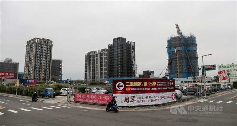 房地合一及實價登錄兩大房市新制7月上路,學者指出,打炒房政策有助房市逐步邁向健全的道路。圖為新北市三重區仁義重劃區。(中央社檔案照片)