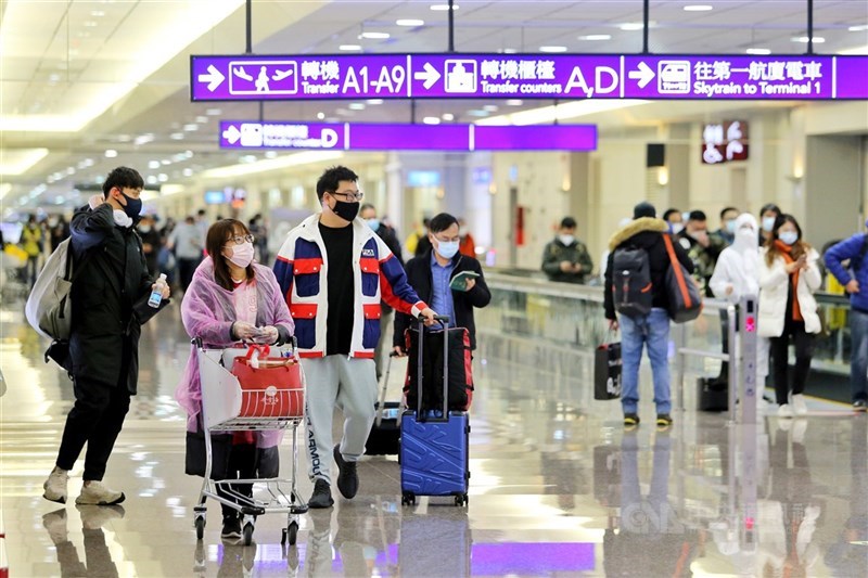 指揮中心27日晚間宣布,為因應Delta變異株,即起禁止所有入境旅客親友至機場接機,違者最高可罰新台幣15萬元罰鍰,籲民眾勿以身試法。(中央社檔案照片)