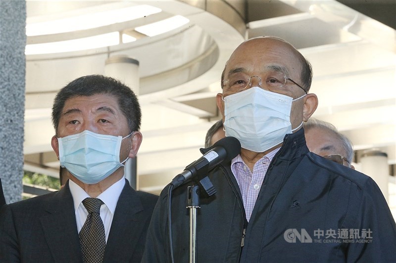 行政院長蘇貞昌(右)說,變種病毒肆虐,疫情有新衝擊,此時反過來苛責指揮官陳時中、防疫團隊,「相當不厚道、非常不公平」。(中央社檔案照片)