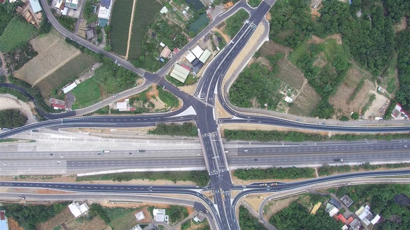 為了紓解國道3號龍潭及關西交流道的尖峰車流,交通部高速公路局在舊有龍潭收費站的重置空間增設高原交流道,將於29日中午12時通車。(高公局提供)中央社記者余曉涵傳真 110年6月27日