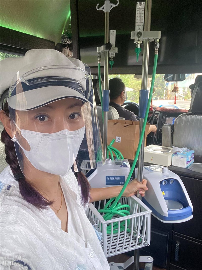 傳染力強的Delta變種病毒入侵屏東,藝人賈永婕27日搭高鐵,親自送醫療物資支援屏東4間醫院。(圖取自賈永婕的跑跳人生臉書facebook.com)