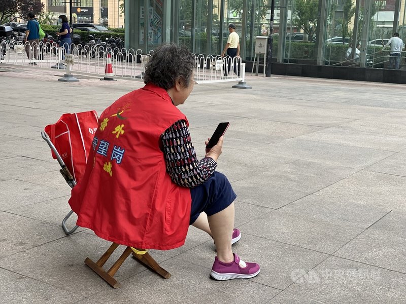 隨著7月1日中共建黨百年逼近，北京的氣氛變得更為緊繃，除了路口加派武警、警察，人行道更布署大量「守望相助志願者」，監視來往行人。中央社記者繆宗翰北京攝  110年6月28日