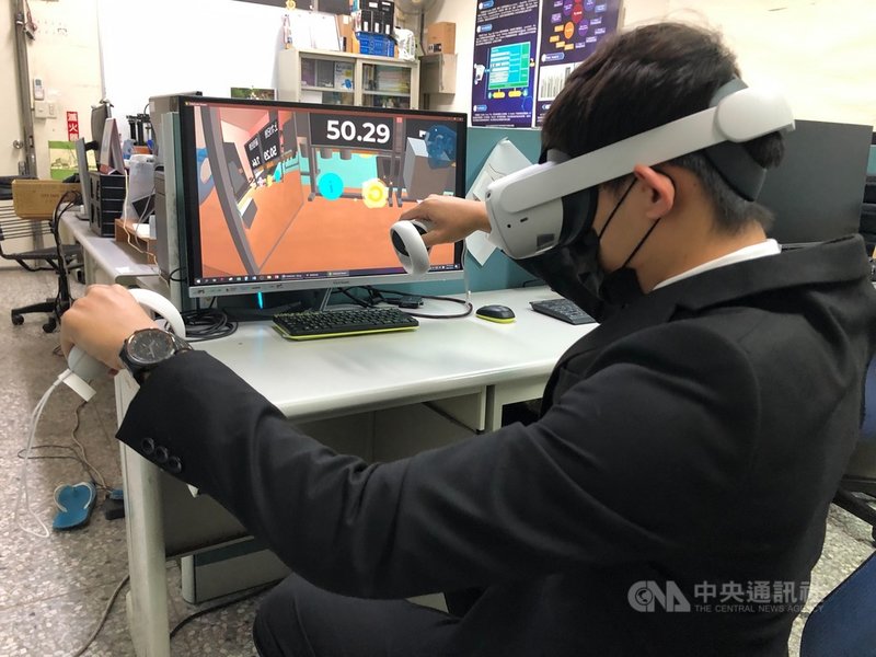 弘光科技大學師生進行「整合虛擬實境與腦電技術之研究」,設計單人及多人復健系統,提供物理治療師進行遠距照護,讓病患在家使用,減少到醫療院所復健染疫風險。中央社記者趙麗妍攝 110年6月28日