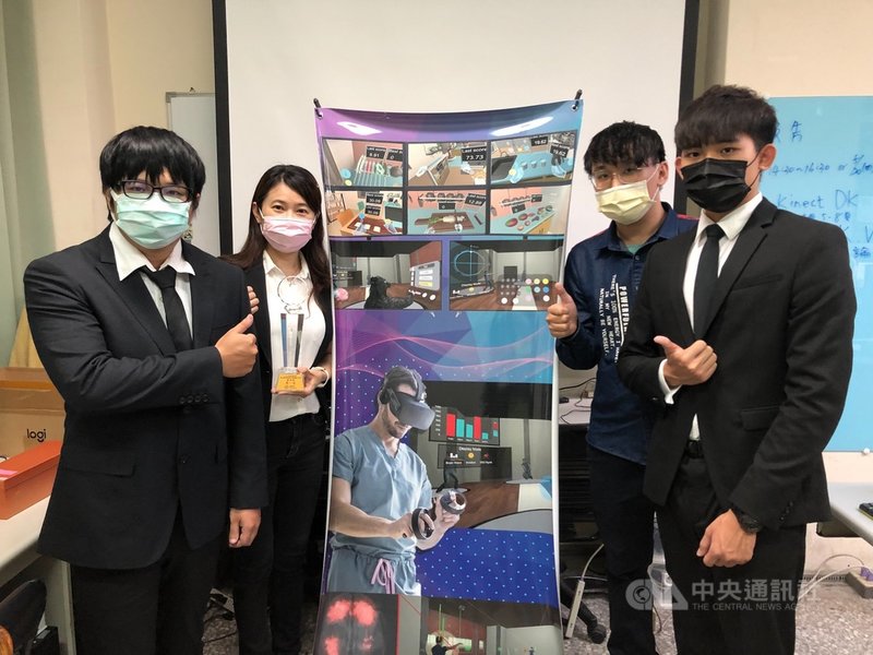 弘光科技大學資訊工程系副教授林佩蓉(左2)帶領學生進行「整合虛擬實境與腦電技術之研究」,設計單人及多人復健系統。中央社記者趙麗妍攝 110年6月28日