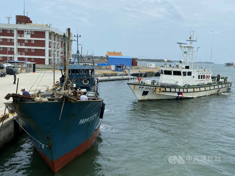 中國「粵南澳漁31201」漁船越界捕撈,28日遭澎湖海巡查緝時加速蛇行逃逸並持刀棍抵抗,經海巡持霰彈槍威嚇控制現場,人船依法查扣。(澎湖海巡隊提供)中央社 110年6月28日