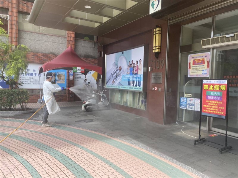屏東枋寮鄉27日有一名73歲果農確診,這名果農和枋山鄉Delta變種病毒確診者曾在枋寮醫院同天就診,屏東縣政府決議,枋寮鄉29日再增設2處篩檢站,枋寮醫院持續關閉2天。(屏東縣政府提供)
