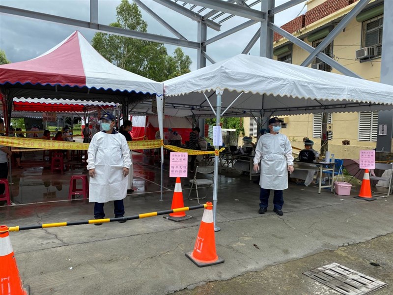 屏東枋山Delta變種病毒群聚案,縣府立刻陸續在枋寮鄉設3處篩檢站。圖為枋山鄉篩檢站。(屏東縣政府提供)