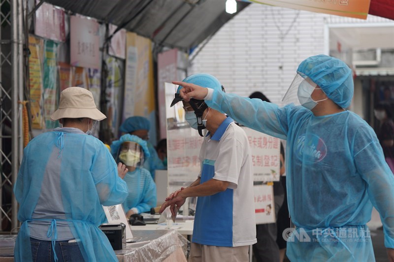 報稅截止倒數3天,全台已有逾600萬戶完成綜所稅申報。財政部提醒,目前剩下約38萬戶還沒報稅,占總申報戶數約6%,呼籲盡快在30日之前完成。圖為台北市稅捐稽徵處士林分處人員引導民眾報稅動線。中央社記者徐肇昌攝 110年6月28日
