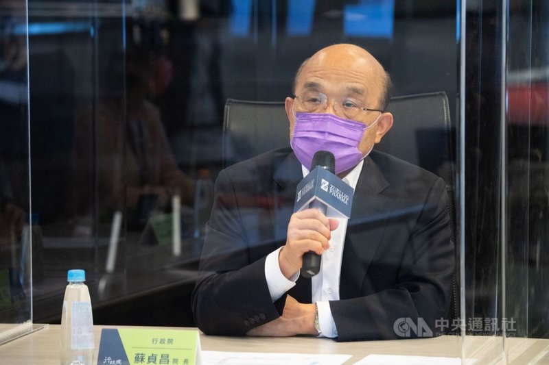 行政院長蘇貞昌28日在衛生福利部次長石崇良、食品藥物管理署長吳秀梅陪同下,前往桃園市的裕利公司大園物流中心,視察冷鏈倉儲及疫苗檢驗封緘流程。(行政院提供)中央社記者陳俊華傳真 110年6月28日