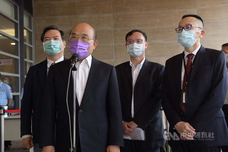 行政院長蘇貞昌(左2)28日視察冷鏈倉儲及疫苗檢驗封緘流程時表示,國產疫苗何時可施打、怎麼做才符合EUA要求,一切聽科學證據、依專業要求,食藥署會為國人健康嚴格把關。(行政院提供)中央社記者陳俊華傳真 110年6月28日