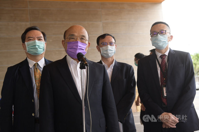 因Delta變種病毒造成屏東縣枋山鄉群聚感染,網路上有人污名化枋山芒果造成退訂。行政院長蘇貞昌(左2)28日視察冷鏈倉儲及疫苗檢驗封緘流程時表示,其實沒有從水果傳染人的,請不要亂信謠言。(行政院提供)中央社記者陳俊華傳真 110年6月28日