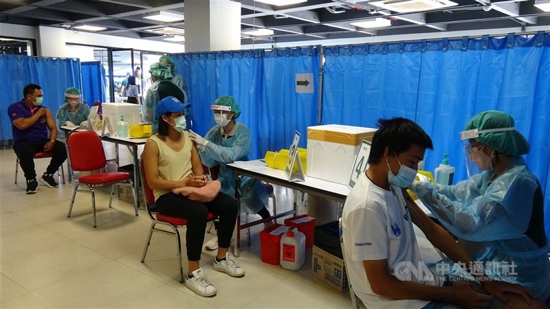 泰國28日新增超過5000個確診案例;由於疫情無趨緩跡象,曼谷開始實施新一輪的限制措施。圖為7日民眾在曼谷華馬室內體育場接種疫苗。(中央社檔案照片)