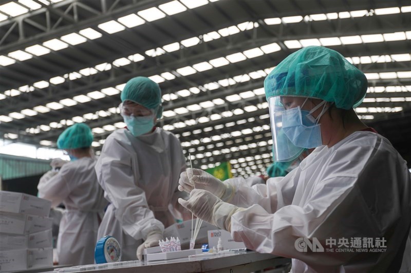 考量醫事人員全力投入防疫工作,財政部宣布放寬醫事人員綜所稅申報繳納期限至8月2日。(中央社檔案照片)