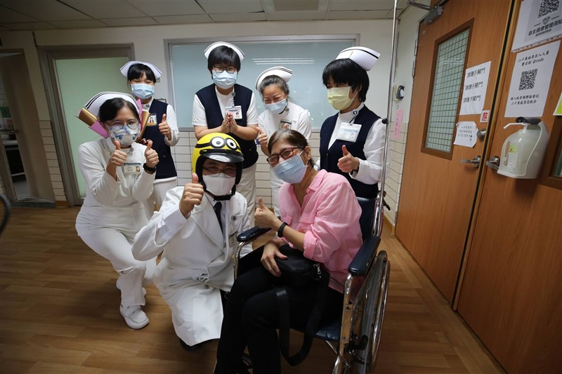 被網友暱稱為「安全帽阿姨」的林女士(前右)出院後,送給醫護安全帽以示感謝之意。(花蓮慈濟醫院提供)