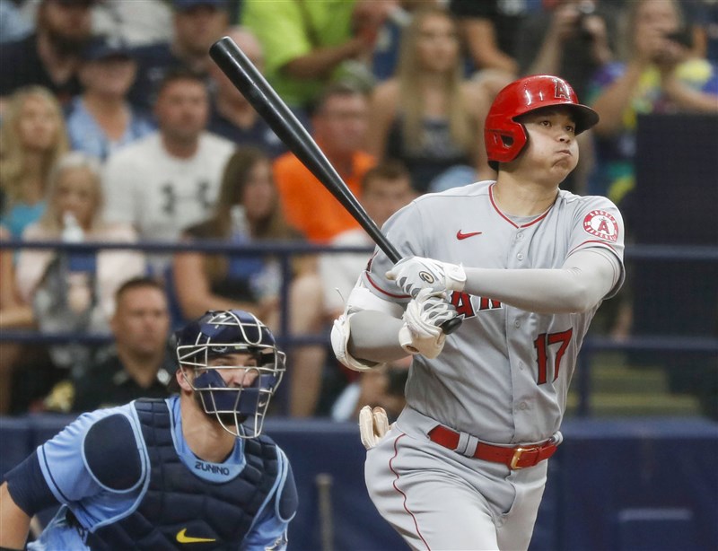MLB洛杉磯天使日籍球星大谷翔平(右)27日打擊再發威,擊出本季個人第25支全壘打並單場進帳3打點,助球隊擊敗坦帕灣光芒。(共同社)