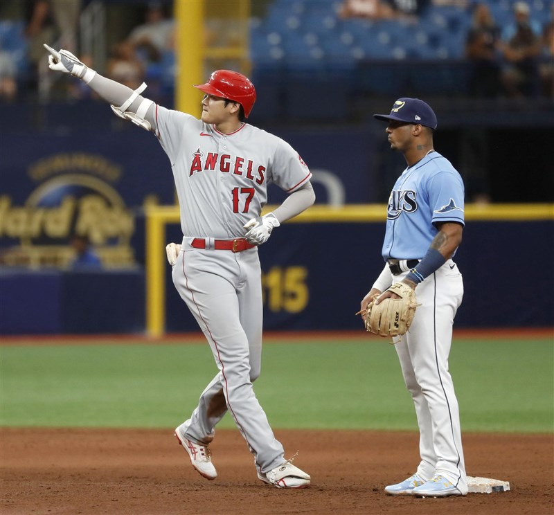 MLB洛杉磯天使日籍球星大谷翔平(左)27日打擊再發威,擊出本季個人第25支全壘打並單場進帳3打點,助球隊擊敗坦帕灣光芒。(共同社)