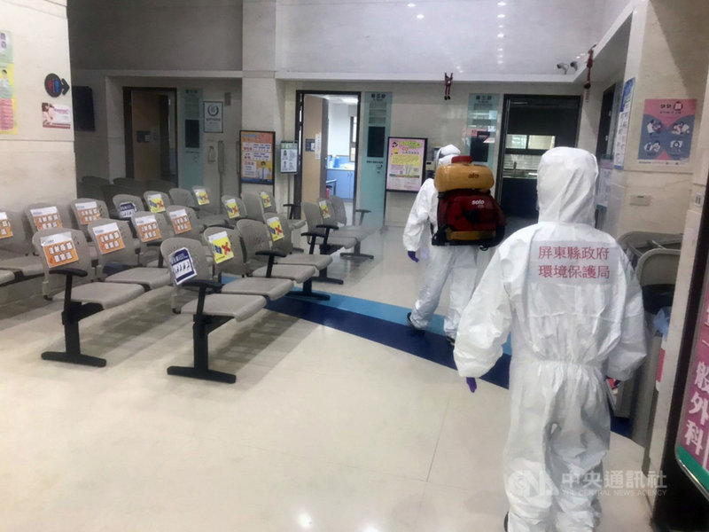 武漢肺炎疫情持續,屏東縣枋寮鄉一名果農確定感染Delta變種病毒,果農妻子29日也確診染疫,病毒株有待檢驗。由於確診果農夫妻與枋山鄉確診者有枋寮醫院足跡重疊史,枋寮醫院關閉急、門診3天,全面展開清消。(屏東縣政府提供)中央社記者郭芷瑄傳真 110年6月29日