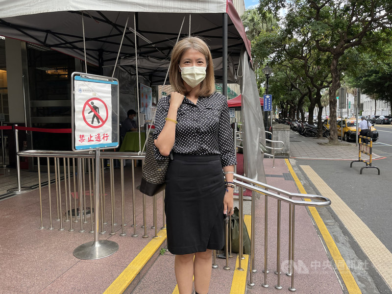 懲戒法院29日開庭審理前公懲會委員長石木欽懲戒案,石木欽並未出庭,由律師廖芳萱(圖)代理,廖芳萱庭後受訪。中央社記者劉世怡攝 110年6月29日