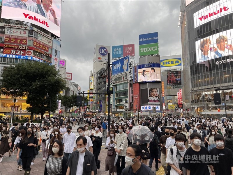 東京新增確診病例當中以年輕人的比例增大。專家憂最早在印度發現的Delta變異株肆虐,建議年輕人要儘速打疫苗。圖為27日東京澀谷鬧區。中央社記者楊明珠攝 110年6月28日