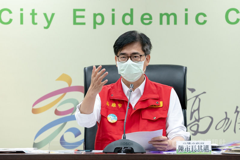 高雄市長陳其邁29日說明莫德納疫苗接種相關規劃,將自7月1日下午1時起開打,會先針對75歲以上長者補打疫苗,7月2日至4日則開放72歲到74歲以上長者、55歲以上原住民長者施打;另2日至4日下午4時到5時也開放75歲以上長者補打。(高雄市政府提供)中央社記者洪學廣傳真 110年6月29日