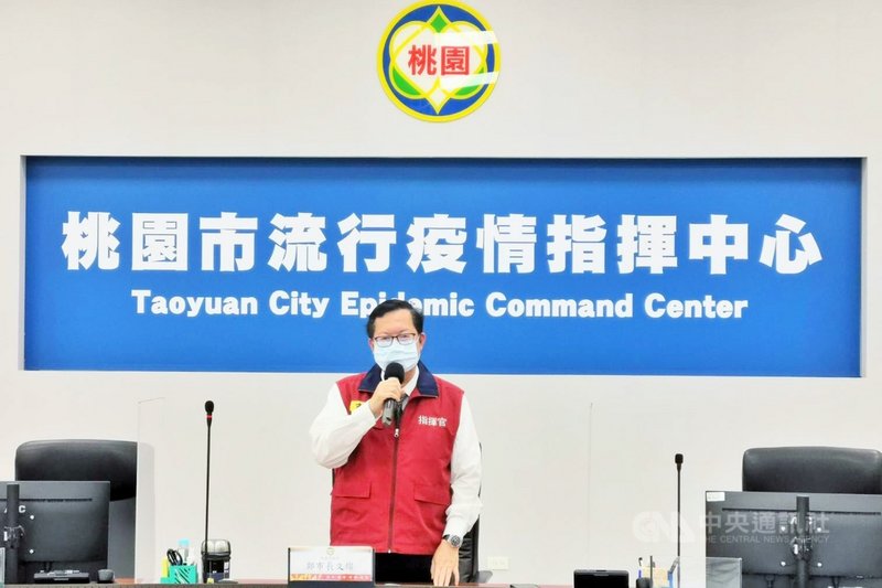 桃園市政府29日上午舉行防疫會議,市長鄭文燦(圖)表示,28日公布一名武漢肺炎確診個案是某護理之家住民,一採陽性、二採陰性;機構內110人採檢全數陰性,確診者將進行三採,護理之家目前分區照顧不跨區支援,並採取不進不出原機構照護。(桃園市政府新聞處提供)中央社記者吳睿騏桃園傳真 110年6月29日