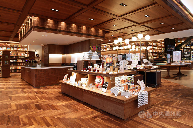 蔦屋書店TSUTAYA BOOKSTORE松山站前店,是潤泰集團以加盟代理方式所開設書店,2017年開幕,近期推出感恩回饋特賣。潤泰集團表示,該店鋪在CITY LINK松山貳號店的空間,將在7月18日結束營業。(潤泰提供)中央社記者陳秉弘傳真 110年6月29日