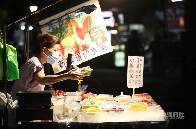 部分夜市「微解封」陸續恢復營業,經濟部29日表示,即使部分夜市、傳統市場恢復營業,仍須落實只能外帶、禁止現場飲食原則。圖為17日台北市饒河街夜市。(中央社檔案照片)
