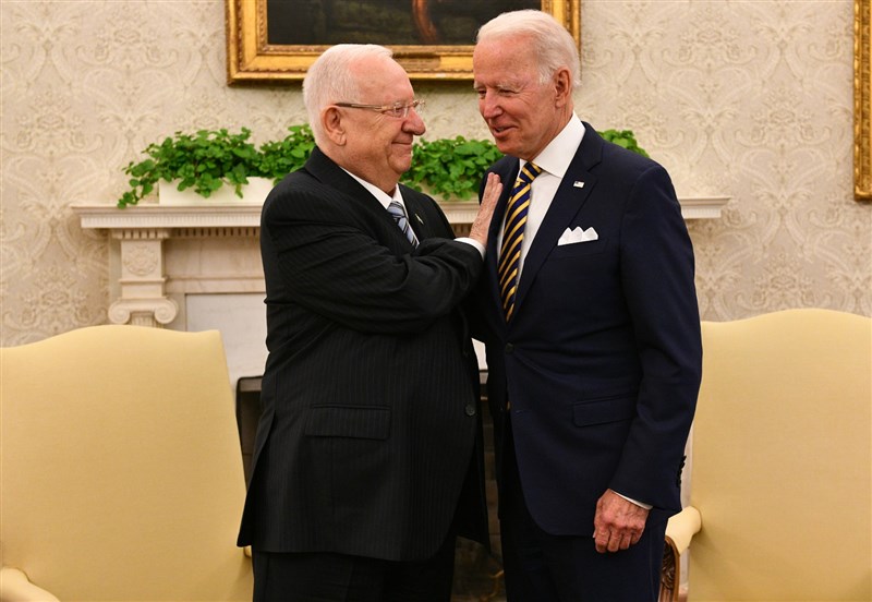 以色列總統李佛林(左)28日在白宮會晤美國總統拜登。(圖取自twitter.com/PresidentRuvi)