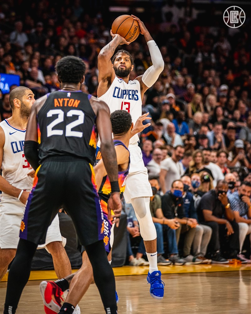 NBA西區28日決賽,喬治(手持籃球者)整場轟下生涯季後賽新高41分,領導快艇以116比102勝過太陽。(圖取自twitter.com/LAClippers)
