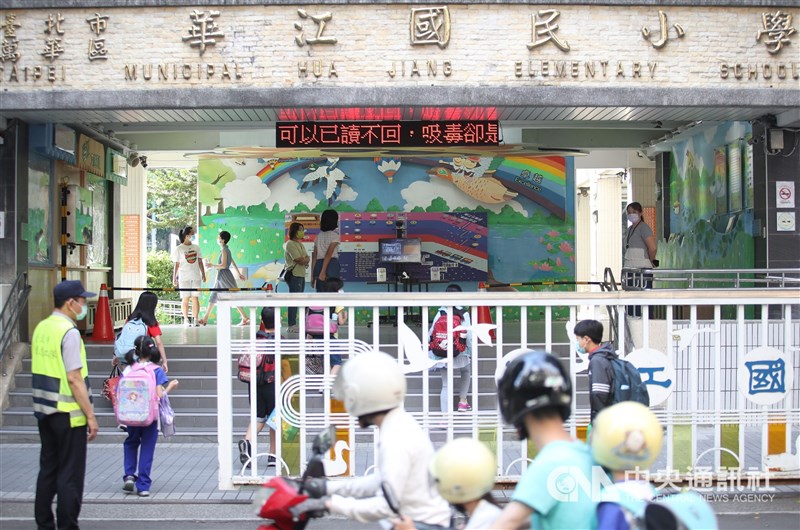 本土疫情升溫,教育部長潘文忠5月18日宣布,全國各級學校及公私立幼兒園5月19日起停止到校上課,大專和高中以下學校改採線上教學。圖為台北市萬華區華江國小5月17日上學景象。