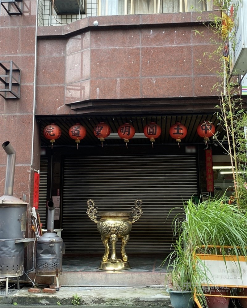 彰化一名從事物流點交的男子確診,男子的姑姑、母親也染疫,縣府經疫調認為,男子的母親接觸里長夫妻神壇 (圖)傳染鏈信眾而染疫,再傳給兒子、大姑。 (中央社檔案照片)