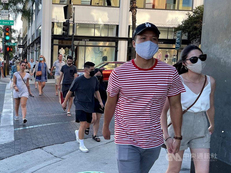 美國加州6月15日解除各項防疫規定,洛杉磯地區的部分行人仍自主戴著口罩。另為對抗Delta病毒,洛杉磯郡衛生局當地時間29日建議居民,只要進入室內就要戴口罩。中央社記者林宏翰洛杉磯攝 110年6月30日