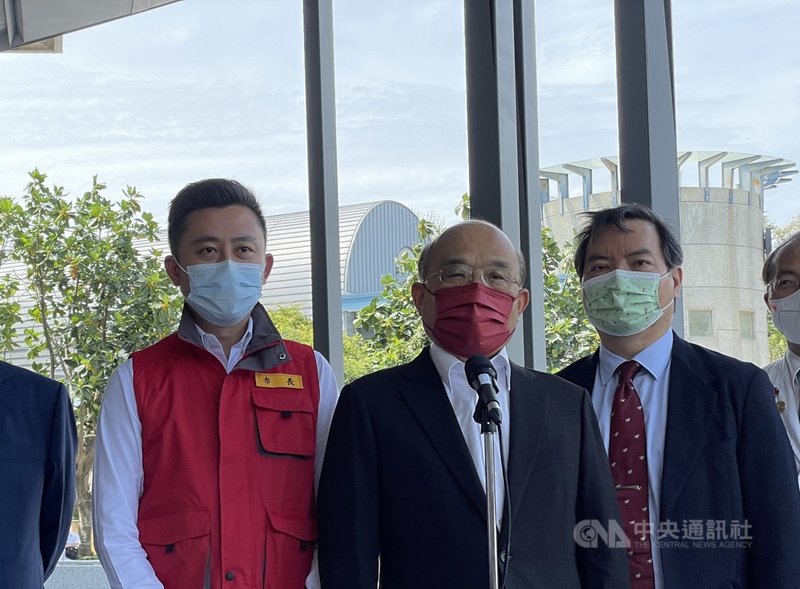 行政院長蘇貞昌(中)30日在新竹市長林智堅(左)、行政院發言人羅秉成(右)陪同下,視察新竹市立體育館疫苗施打站。(行政院提供)中央社記者賴于榛傳真 110年6月30日