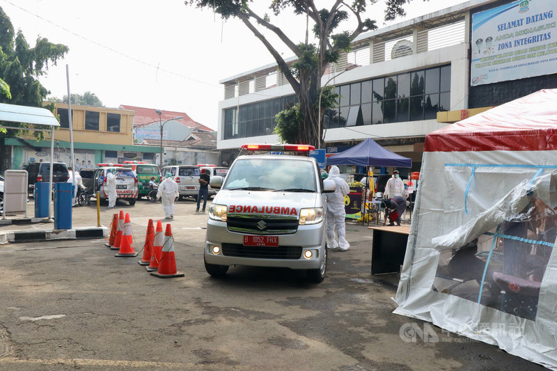 印尼疫情愈趨嚴峻,台商組成的三輪慈善基金會、駐印尼代表處、雅加達台灣工商聯誼會在30日宣布組成疫情緊急服務中心。圖為勿加西縣立醫院外,攝於30日。中央社記者石秀娟勿加西攝 110年6月30日