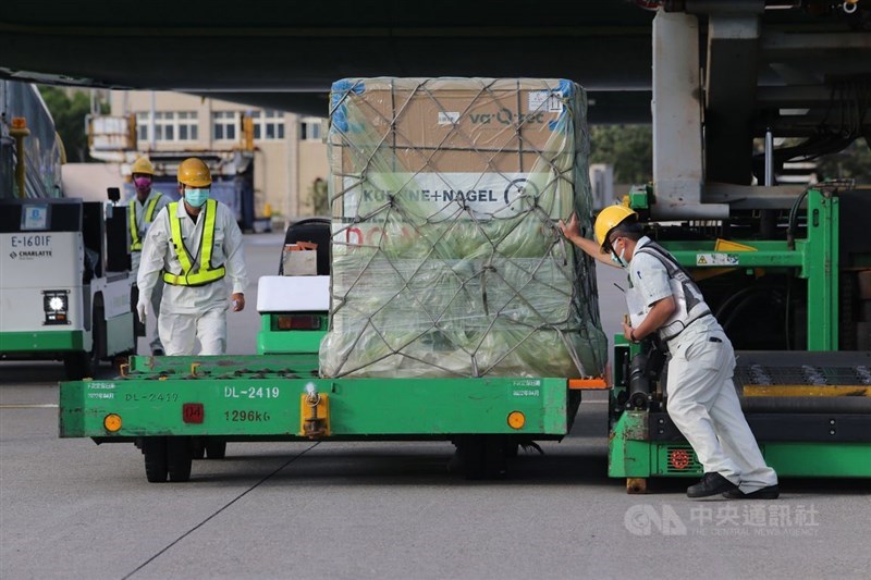 台灣自行採購的41萬劑莫德納疫苗,30日由長榮航空載運抵台,指揮中心表示,這批疫苗為多劑型包裝,每瓶10人份,存放於-20℃可保存6個月,於2℃至8℃使用期限為30天。中央社記者吳睿騏桃園機場攝 110年6月30日