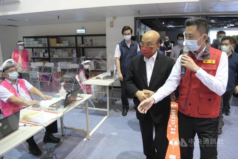 行政院長蘇貞昌(左)30日在新竹市長林智堅(右)陪同下視察新竹市立體育館疫苗施打站。(行政院提供)中央社記者賴于榛傳真 110年6月30日