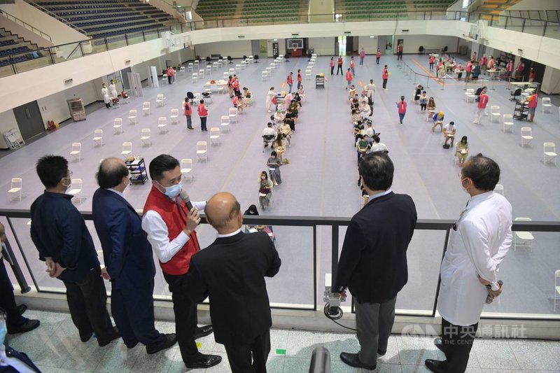 行政院長蘇貞昌30日視察新竹市立體育館疫苗施打站。(行政院提供)中央社記者賴于榛傳真 110年6月30日