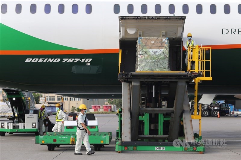 台灣自行採購的41萬劑莫德納疫苗,30日下午由長榮航空班機載運抵台,工作人員表示,這次特別將疫苗分2個貨盤放置在機尾處,方便讓疫苗在抵達台灣時可以儘快卸下運送。中央社記者吳睿騏桃園機場攝 110年6月30日