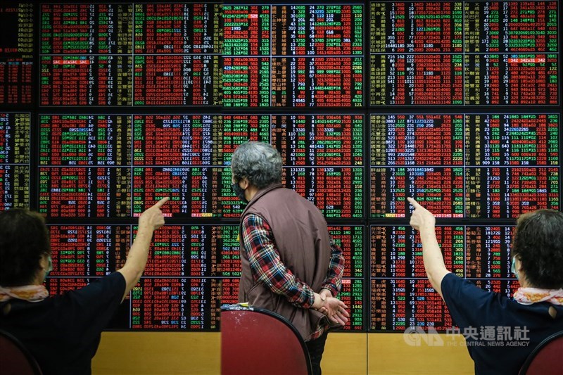 台股30日收月線及半年線,在傳產、金融及電子同步齊揚下,再次創下新高價;此外,台股也創下7大驚奇,其中最驚人的是過去冷門的航運加鋼鐵類股大翻轉,兩大類股成交金額比重高達52.56%。(中央社檔案照片)