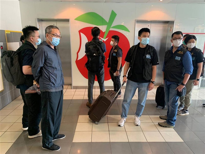 創刊逾26年的香港蘋果日報,由於銀行帳戶被香港政府凍結,加上多名高層主管被捕,6月24日起正式停止運作。母公司壹傳媒6月30日透過電子郵件向員工宣布,董事會決議7月1日起停止運作。圖為壹傳媒行政總裁張劍虹(圖中左2)10日據指涉港區國安法而被捕。(讀者提供)