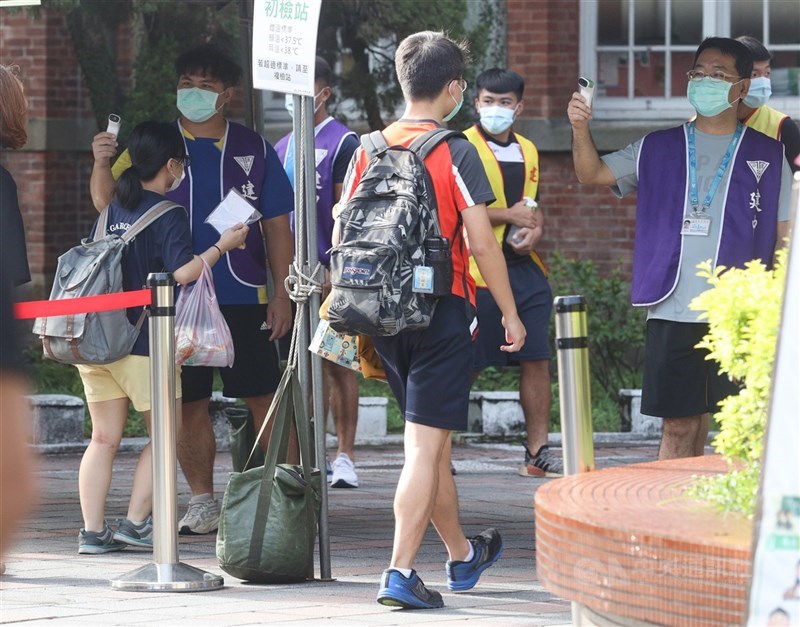 大學指考延後到7月底但沒有補考,教育部長潘文忠30日說,確診考生的補救措施會在7月14日正式對外公布。(中央社檔案照片)